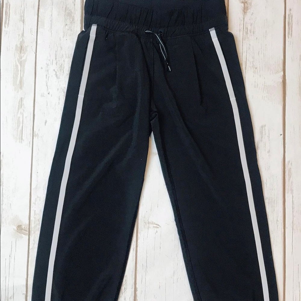 Ivivva Girls Black Crop Studio Jogger Pants Size 8 EUC